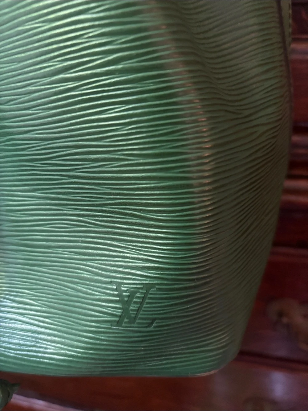 LV Epi Noe green Textured Drawstring Shoulder Bucket Bag - Picture 4 of 9